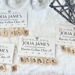 Pingentes de vinho com letras em forma de azulejo, pingentes personalizáveis para jogos de tabuleiro, etiquetas de madeira para bebidas, pingentes de vinho para noite das meninas, pingentes de vinho para despedida de solteira