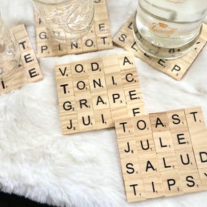Posavasos con letras y temática de cóctel, juegos de posavasos para amantes del vino, posavasos de madera con divertidos azulejos de juego, decoración humorística para bar, regalo para amantes del café y los cócteles.
