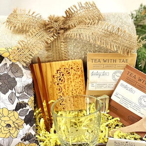 Hygge Gift Box for Her, Deluxe Gift Set, Self-Care Gift for Mom, Pamper Hamper for Woman, Cozy Gift Set for Women, Pamper Box, Tea Lover Set