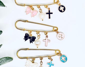 Broche à nourrice faite main avec pendentifs, épingle à breloques personnalisable