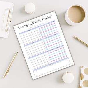 Puede incluir: Una hoja de papel blanca titulada Weekly Self-Care Tracker con secciones para mente, cuerpo y alma. Cada secci&oacute;n presenta l&iacute;neas horizontales y una cuadr&iacute;cula de c&iacute;rculos azul claro y morados para el seguimiento diario de h&aacute;bitos.