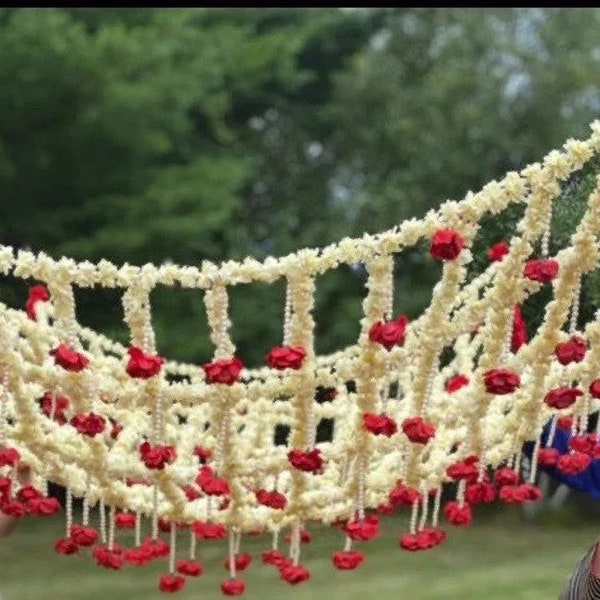 Indischer Brauteingang: Phoolon Ki Chadar & Floral Canopy - Kaleera Chaddar Dulhan Eintrag - Atemberaubendes Hochzeitsdekor für die indische Braut