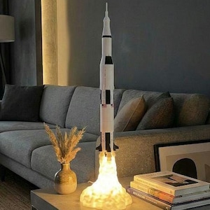 Lampada da tavolo con razzo Saturn V Apollo 11, lampada da notte, lampada spaziale, lampada NASA, regalo per lui/lei/bambino/bambini/vacanze/San Valentino immagine 2