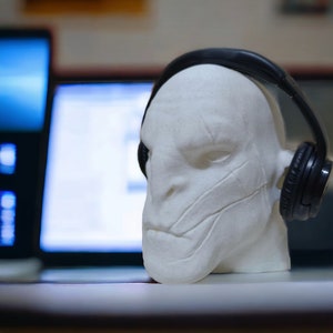 Support pour casque et casque en forme de tête Azog