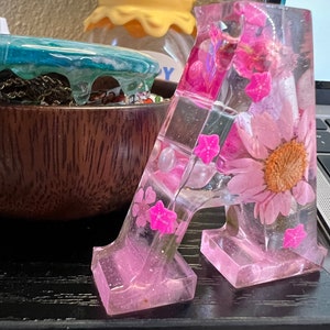 Decoração de mesa de cartas | chaveiro com letra inicial