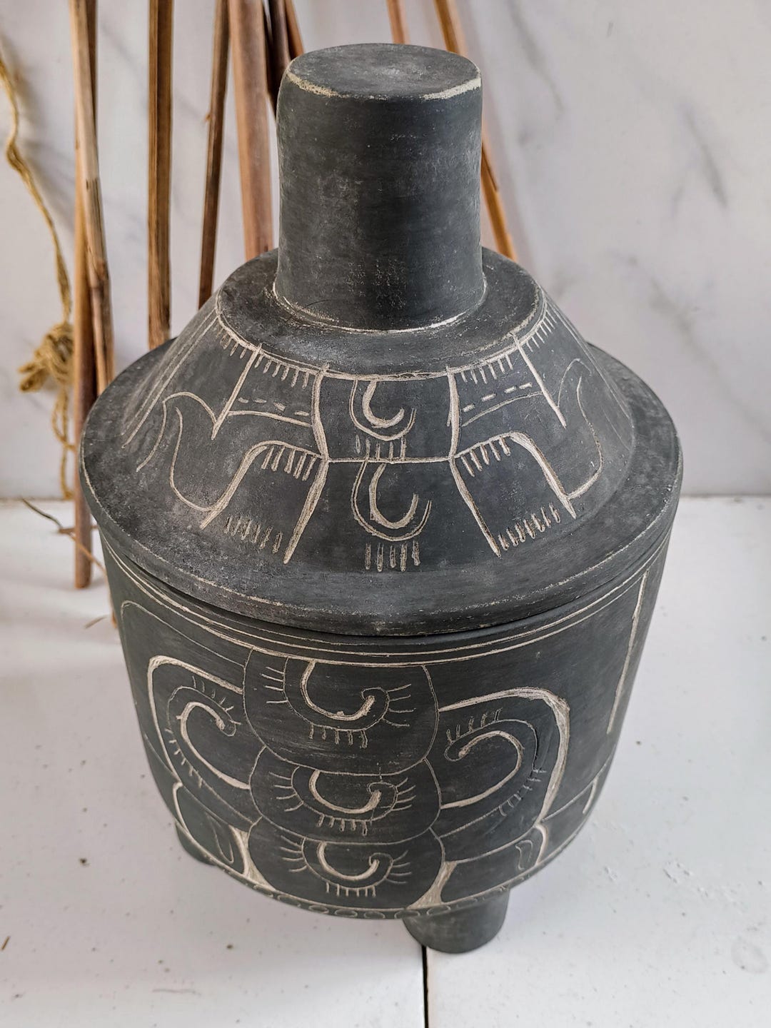 Schwarzer Tribal Deckeltopf, Handgefertigte Chimú Keramik, Rustikales Vorratsglas mit Fuß, Boho Dekor Gefäß, Wabi-Sabi Terrakotta Vintage Stil Keramik