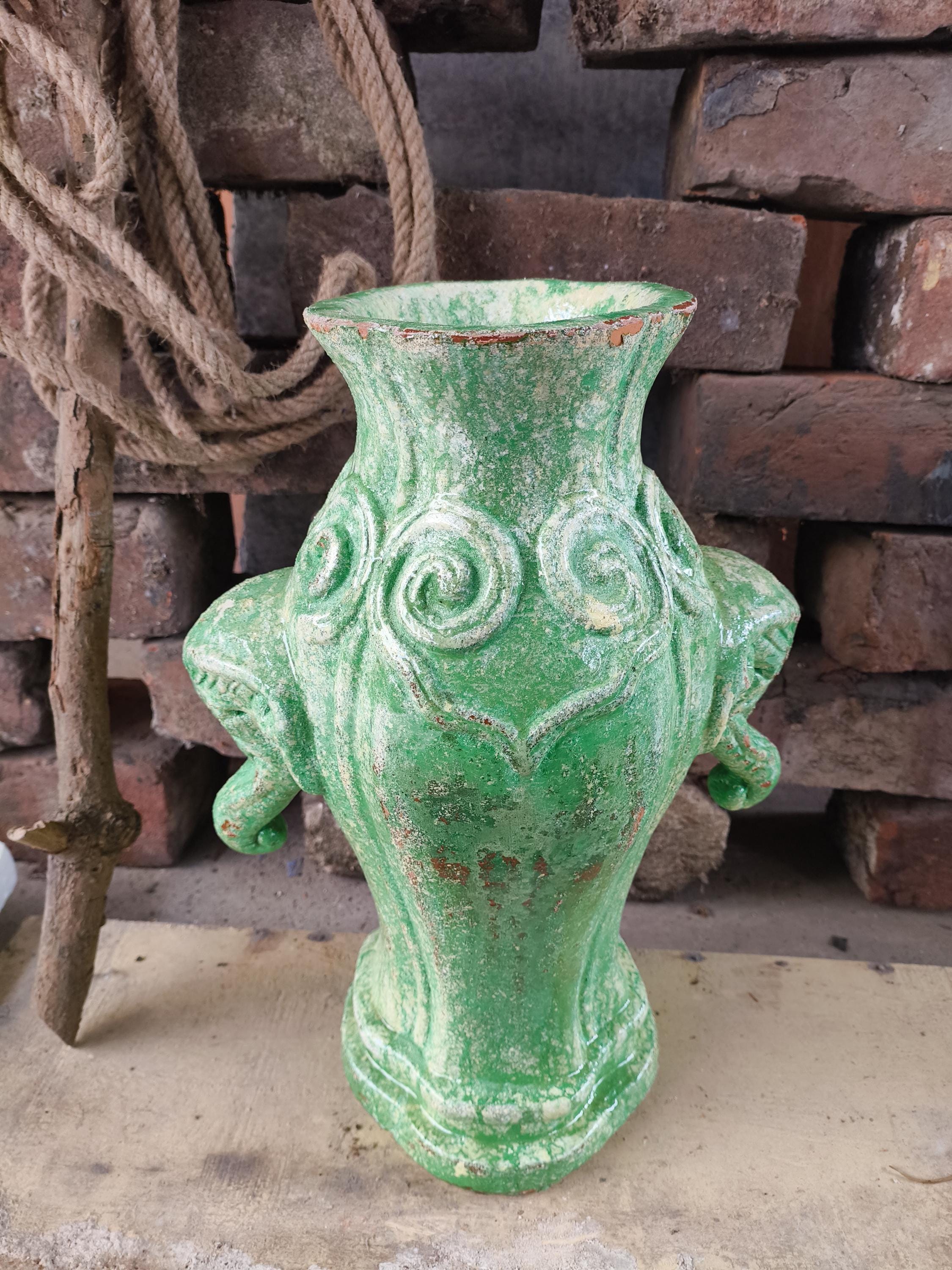 ヴィンテージ風のグリーンテラコッタカシュポット、素朴なフレンチ