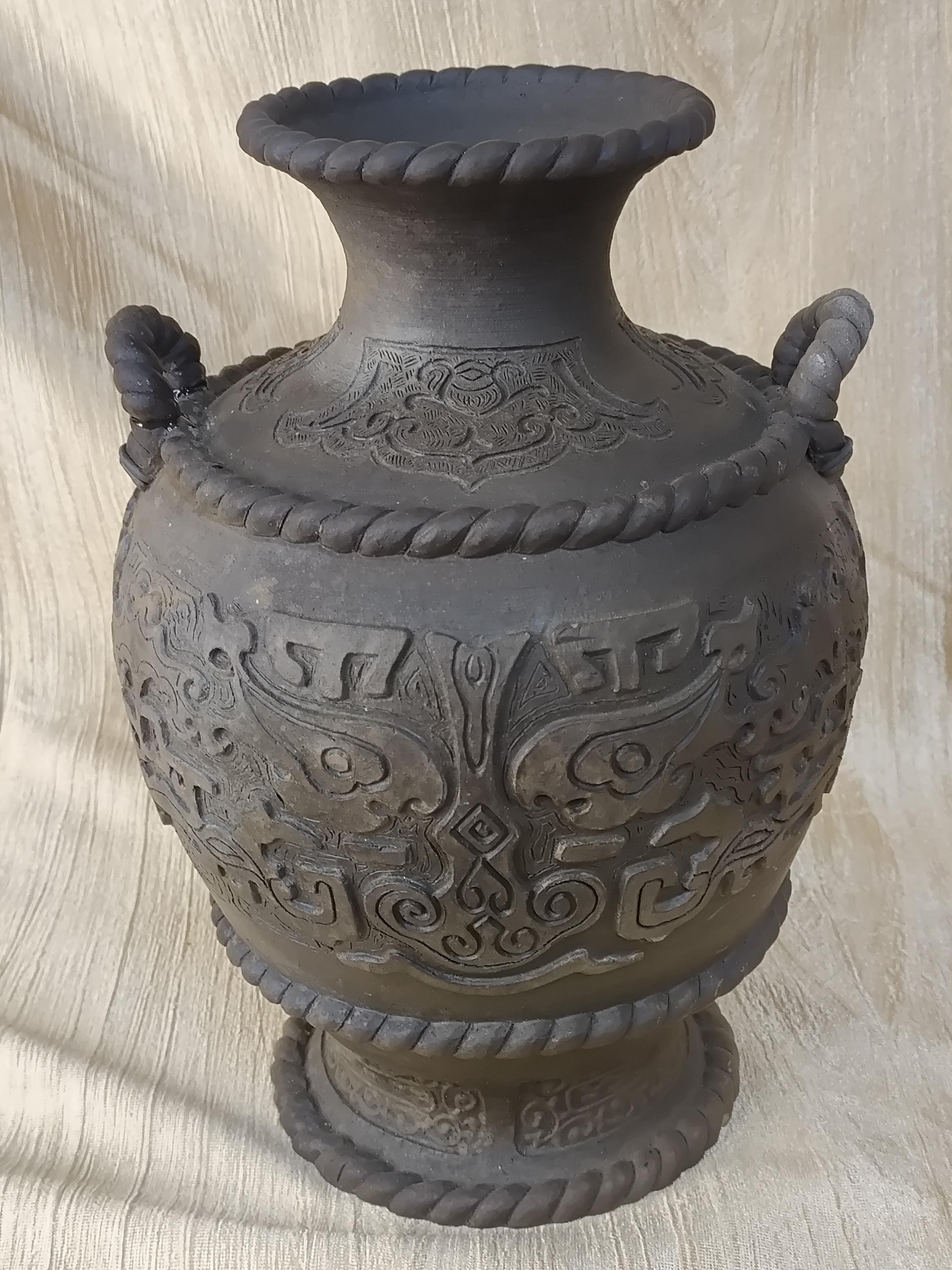 Handgemachter Terrakotta-Topf, bauchiges Tongefäß, Keramik mit abgerundetem Boden, Tonglas mit ausgestelltem Hals, Topf mit seilähnlichen Griffen, wirbelnde Motivkeramik