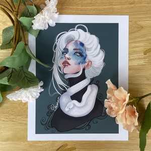 Pode incluir: Uma ilustração digital de uma mulher com cabelo branco e pintura facial azul e branca. Ela está usando uma cobra branca ao redor do pescoço. O fundo é de cor verde escura.