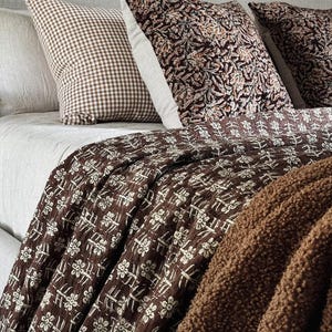 Couette Kantha en coton imprimé de fleurs de qualité supérieure, tailles Twin, Queen et King. Couette Kantha artisanale en coton, style champêtre, format King.
