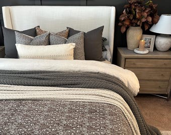 Vintage Handmade Quilted Bedspread Floral Kantha Quilt with 2 Pillow Covers 18x28 Inches, Unique Bedding Bedspread by Home Made Kantha.