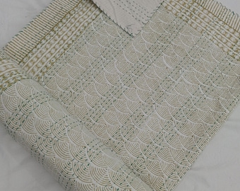 ピンクの花柄カンタキルト：手縫いブロックプリントコットン寝具