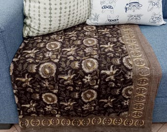Manta de algodón premium hecha a mano, acogedora manta estilo boho con borlas y hermoso estampado a mano para la decoración de la sala de estar, el sofá y el dormitorio.
