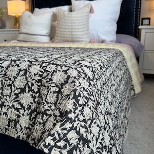 Jade Floral Hausgemachte Kantha Quilt Creme Blumen Design Handmade Kantha Quilted Bettwäsche Tagesdecke Handblock Print Decke von Hand gemacht