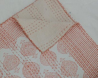 ピンクの花柄カンタキルト：手縫いブロックプリントコットン寝具