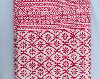 ピンクの花柄カンタキルト：手縫いブロックプリントコットン寝具