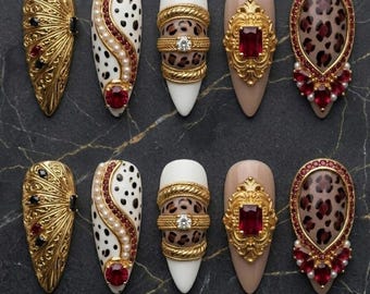 Uñas postizas de lujo con estampado de leopardo, set de uñas barrocas doradas, uñas con gemas rojas llamativas, uñas de lujo hechas a mano, uñas postizas glamurosas con estampado animal.