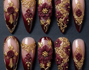 Uñas postizas color oro burdeos, uñas góticas florales 3D, uñas almendradas de lujo hechas a mano, set de uñas con cruz victoriana, elegantes uñas postizas color rojo vino.