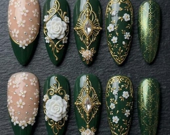 Uñas postizas verde esmeralda, uñas con rosas blancas en 3D, set de uñas florales de lujo, uñas con filigrana dorada, uñas glamurosas hechas a mano.
