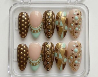 Uñas postizas color menta marrón, uñas postizas con cadena dorada de lujo, set de uñas color chocolate nude, uñas postizas con tachuelas 3D, uñas postizas almendradas, uñas postizas hechas a mano