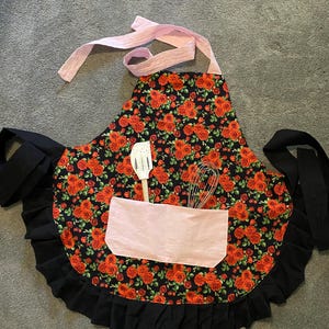 Rose Apron for that someone that loves roses!! Beautiful pink front pockets. Great gift for mom, friend, or neighbor!