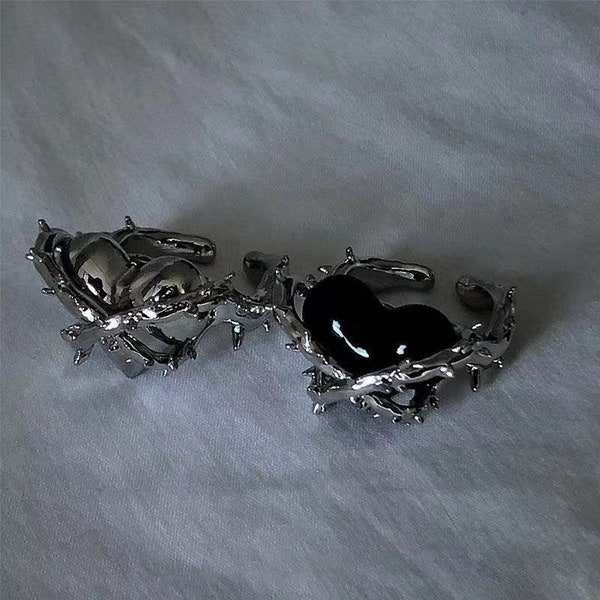 Barbed hearted love. Gothic Ring, custom made. Gothic jewellery.