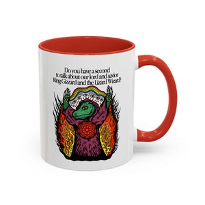Puede incluir: Taza de cerámica blanca con interior y asa rojos. La taza presenta una colorida ilustración de una figura parecida a un lagarto con el texto: "Do you have a second to talk about our lord and savior King Gizzard and the Lizard Wizard?"