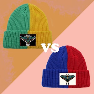 Pode incluir: Dois gorros de malha, um verde e amarelo com um remendo de borboleta preto, o outro azul e vermelho com um remendo de borboleta branco. Os gorros são divididos ao meio com as cores em lados opostos. O texto "VS" está no meio da imagem.
