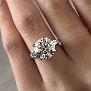 5 Carat Round E VVS2 Lab Grown Diamond Three Stone Ring / 18k White Gold Classic 3 Stone Diamond Engagement Ring / Tapered Baguette Diamonds