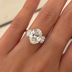 4.2 TCW E VVS2 ovale lab-gegroeide diamanten ring met drie stenen / 3,5 kt ovale ring met 3 stenen / triade verlovingsring / 14k witgouden trilogie ovale ring