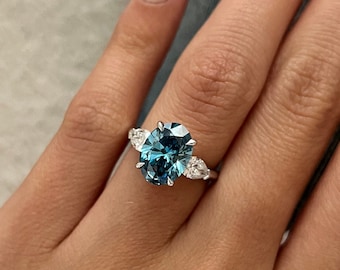 3カラットオーバルファンシービビッドブルーダイヤモンドスリー