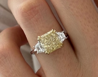 4 karat elegant intensiv gul radiantslipad diamantförlovningsring / tvåfärgad gul diamantring med tre stenar / diamantring i unik färg