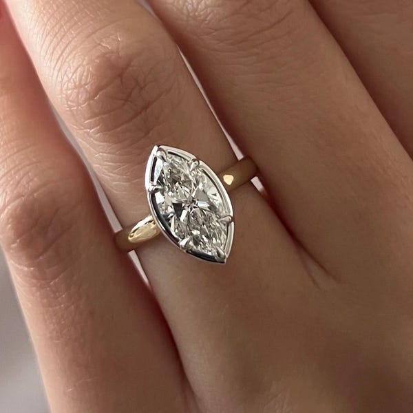 Anillo de compromiso Art Deco con diamante cultivado en laboratorio de 2 quilates en talla marquesa, engastado en bisel con garras único: anillo solitario de dos tonos con bisel blanco y corte catedral al ras.