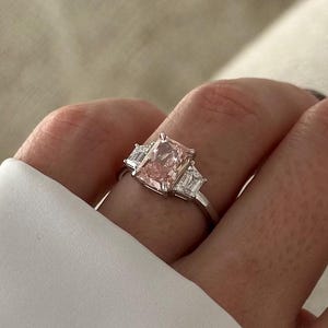 2 Karat Fancy Vivid Pink Radiant Cut Lab Diamant Verlobungsring / Lab Grown Pink Diamant / Diamantring aus 3 Steinen / Trapez Diamanten