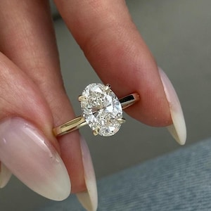 Pierścionek zaręczynowy z ukrytym halo i owalnym diamentem hodowanym laboratoryjnie o masie 2,5 karata / Wysoko osadzony pierścionek z stożkowym obrączką / Pierścionek z owalnym szlifem E VVS2 ze złota 14K