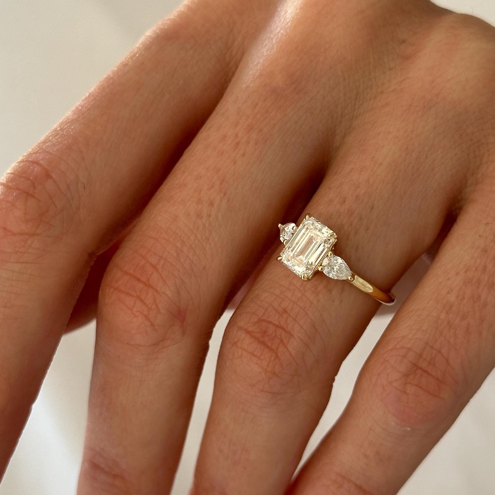 各2.00ct F-VVS2 エメラルドとペアカットの2つのダイヤモンドリング