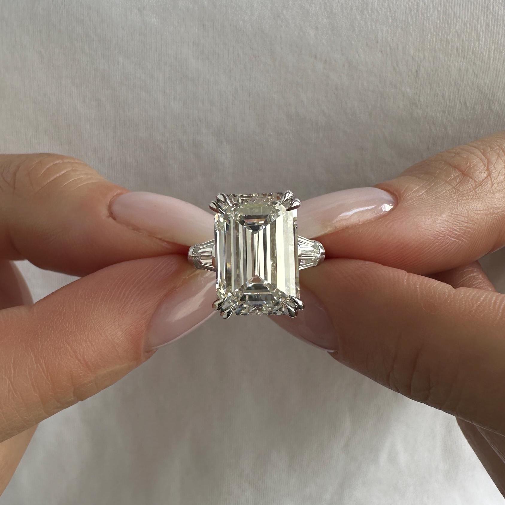 巨大な8カラットのエメラルドカットF VVS2ラボグロウン