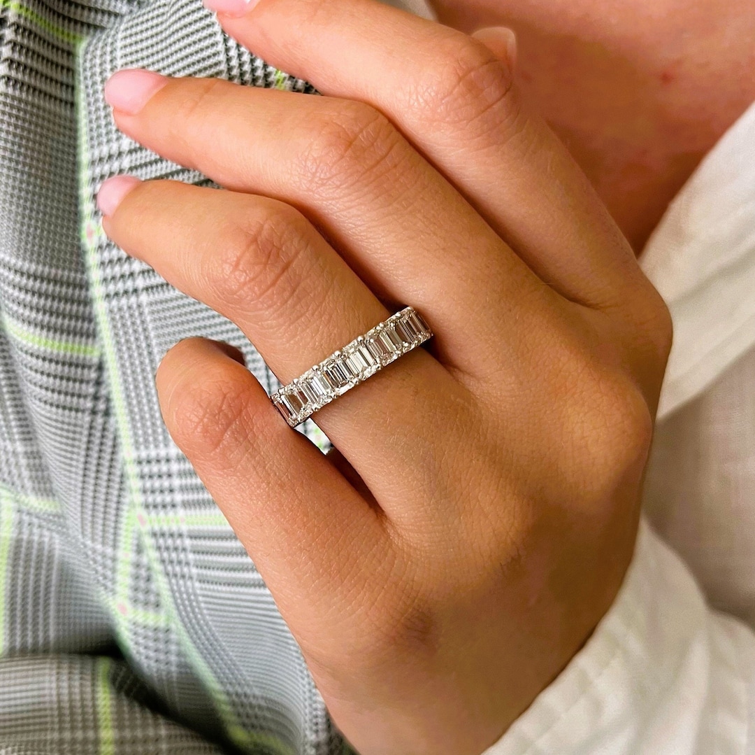 6.5カラットのエメラルドカットダイヤモンドエタニティリング/ラボ