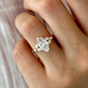 Anillo de compromiso de inspiración natural con diamante cultivado en laboratorio de 2 quilates, talla marquesa, E VVS2: anillo bohemio único de oro amarillo con ramitas.