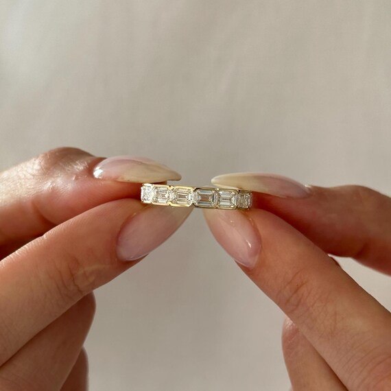 5カラットのエメラルドカットのラボグロウンダイヤモンドエタニティ