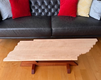 Handgefertigter Couchtisch aus Tennessee | Spiegelbildlich angeordnetes Riegelahorn | Moderner Wohnzimmertisch aus Holz, ideales Einzugsgeschenk