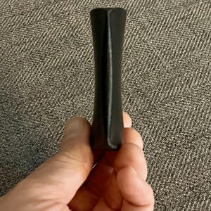 Puede incluir: Una manija de metal negro retorcida con un acabado liso y pulido. La manija est&aacute; dise&ntilde;ada para un armario o un caj&oacute;n.