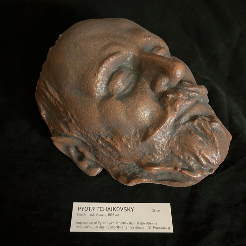 Puede incluir: Una m&aacute;scara mortuoria de bronce de Piotr Chaikovski, creada en Rusia en 1893. La m&aacute;scara es una impresi&oacute;n detallada del rostro del compositor, con los ojos cerrados y una barba prominente. La m&aacute;scara mide 26 cm.