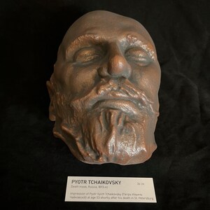 Puede incluir: M&aacute;scara mortuoria de bronce de Piotr Ilich Chaikovski, Rusia, 1893. La m&aacute;scara mide 26 cm de largo y representa al compositor con los ojos cerrados y barba. Es una impresi&oacute;n de Chaikovski poco despu&eacute;s de su muerte.