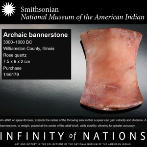 Puede incluir: Una piedra de bandera rosa hecha de cuarzo rosa, que data de 3000-1000 a. C. Mide 7,5 x 6 x 2 cm y se encontr&oacute; en el condado de Williamson, Illinois. La piedra de bandera es un tipo de peso utilizado en un atlatl, un propulsor de lanza.