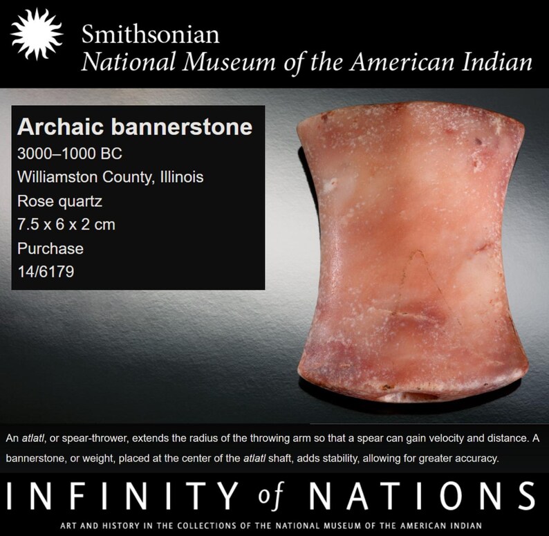 Puede incluir: Una piedra de bandera rosa hecha de cuarzo rosa, que data de 3000-1000 a. C. Mide 7,5 x 6 x 2 cm y se encontr&oacute; en el condado de Williamson, Illinois. La piedra de bandera es un tipo de peso utilizado en un atlatl, un propulsor de lanza.