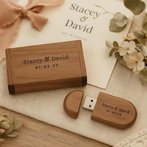 Op de afbeelding: Houten USB-stick en etui, gegraveerd met "Stacey & David" en de datum 01-03-23. De USB-stick is open, met de metalen connector zichtbaar. De etui is rechthoekig met donkerbruine randen. Bruiloft thema.