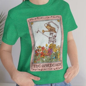 Camiseta unissex de alta qualidade premium exclusiva com esqueleto de jardineiro e polegar verde | Plantas mágicas e flores, presentes divertidos para amigos