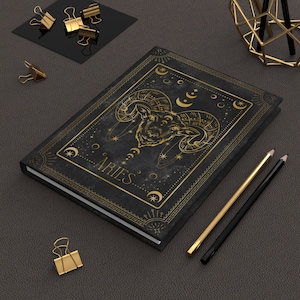 Diario del zodiaco Aries con cabeza de carnero en dorado y negro / Cuaderno de astrología de tapa dura mate suave al tacto / Ideas de regalos únicos celestiales Signo del zodiaco
