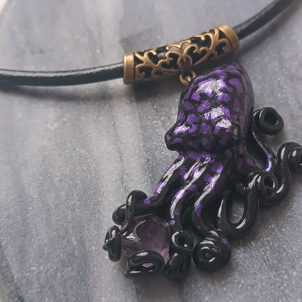 COLLIER en cuir noir PIEUVRE noire et violette en pate polymere fimo avec AMETHYSTE veritable fait main creation artisanale